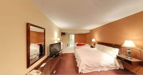 Romantic Room, 1 Queen Bed, Jetted Tub | Blackout drapes, free WiFi, bed sheets, alarm clocks