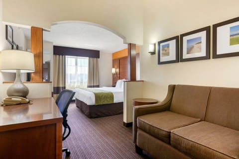 Suite, Non Smoking, Jetted Tub | 1 bedroom, premium bedding, in-room safe, desk