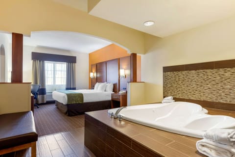 Suite, 1 King Bed, Non Smoking | 1 bedroom, premium bedding, in-room safe, desk