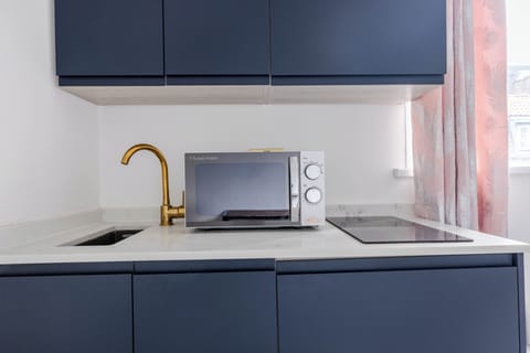 Standard Studio | Private kitchen | Mini-fridge, microwave, oven, stovetop