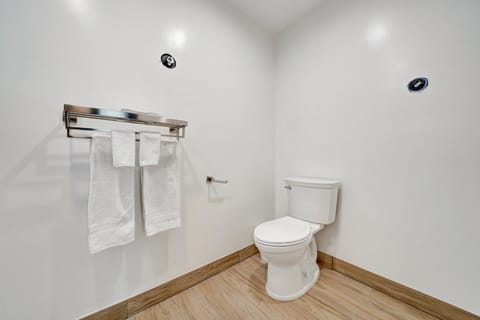 Deluxe Double Room, Non Smoking | Bathroom | Towels, soap, toilet paper