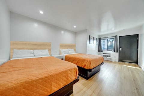 Deluxe Triple Room | Desk, laptop workspace, free WiFi, bed sheets