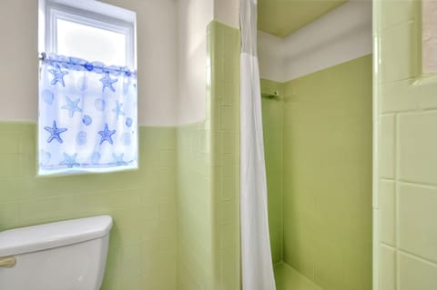 Studio, 1 Queen Bed | Bathroom | Shower, free toiletries, hair dryer, towels