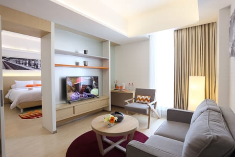 Blissful Suite | Living area | 47-inch LED TV with cable channels, TV