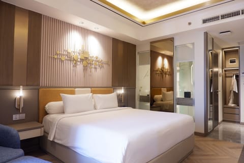 Executive Room, 1 Double or 2 Twin Beds | Minibar, in-room safe, desk, soundproofing