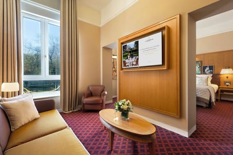 Junior Suite Prestige | Living area | Flat-screen TV, pay movies