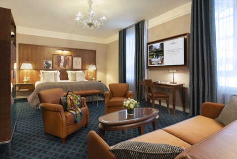 Junior Suite Prestige | Minibar, in-room safe, desk, soundproofing