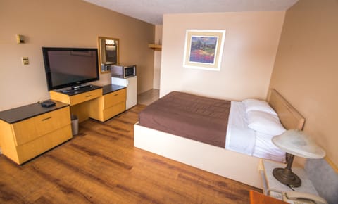 Standard Room, 1 Queen Bed, Smoking | Blackout drapes, iron/ironing board, free WiFi, bed sheets