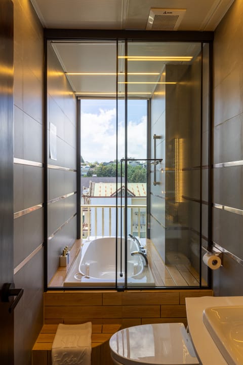 Premier Double Room, City View | Deep soaking bathtub