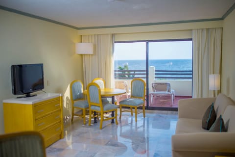 Junior Suite Double Ocean Front | Premium bedding, in-room safe, blackout drapes, iron/ironing board