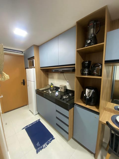 Comfort Studio, City View | Private kitchen | Fridge, microwave, stovetop, cookware/dishes/utensils