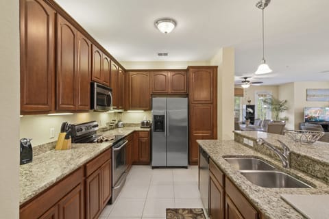 Luxury Apartment, 3 Bedrooms, Kitchen | Private kitchen | Fridge, microwave, oven, stovetop