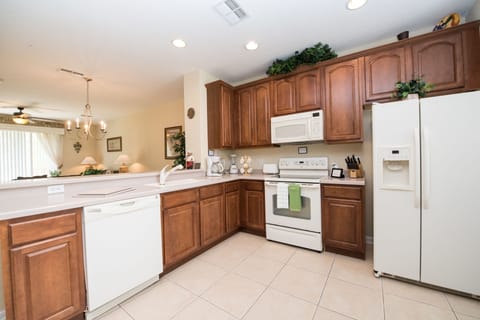 Luxury Townhome, 3 Bedrooms, Kitchen | Private kitchen | Fridge, microwave, oven, stovetop