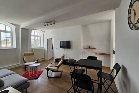 Salon avec télévision et espace repas. (3)