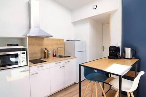 Cuisine équipée et fonctionnelle, machine à café 