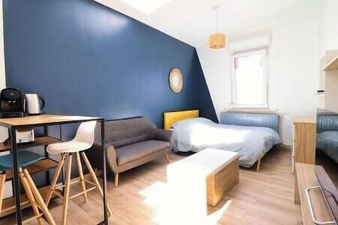 Bel espace salon avec TV connectée, puis de lumière Lit double 140X200 et commode (1)