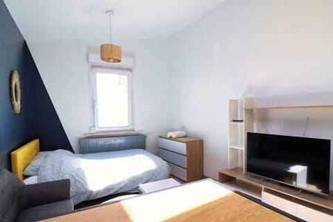 Bel espace salon avec TV connectée, puis de lumière Lit double 140X200 et commode (3)