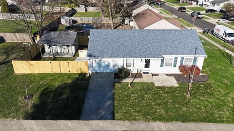 3 Bedroom House with Hot Tub, Game Room, Fast Wifi, and fenced in back yard