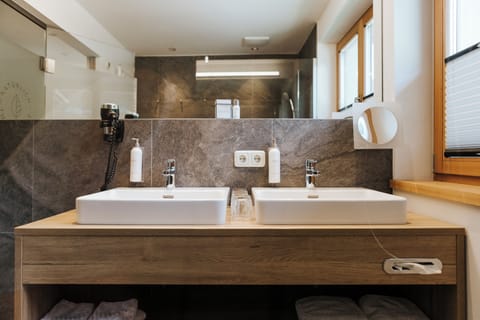 Family Suite | Bathroom | Shower, hair dryer, bathrobes, slippers