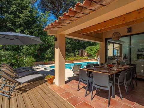 Table, Furniture, Chair, Building, Window, Wood, Shade, Tree, Lighting, Outdoor Furniture