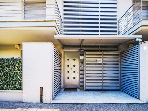 Building, Wood, Shade, Rectangle, Neighbourhood, Road Surface, Composite Material, Brick, Residential Area