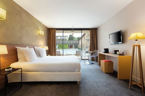 In-room safe, free WiFi, bed sheets