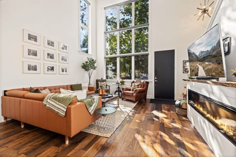 Welcome to the Lofty Pursuit! This modern urban residence boasts high ceilings and an abundance of large windows allowing for ample natural light.