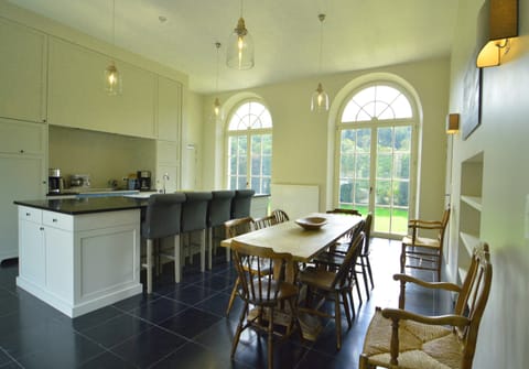 Classic House, 6 Bedrooms | Private kitchen | Fridge, microwave, oven, dishwasher