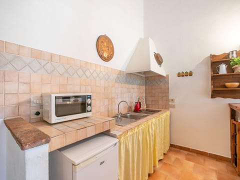 Fridge, microwave, coffee/tea maker, electric kettle