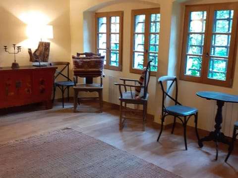 Classic House, 2 Bedrooms | Living room