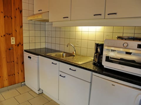 Comfort House, 4 Bedrooms | Private kitchen | Microwave, dishwasher, coffee/tea maker