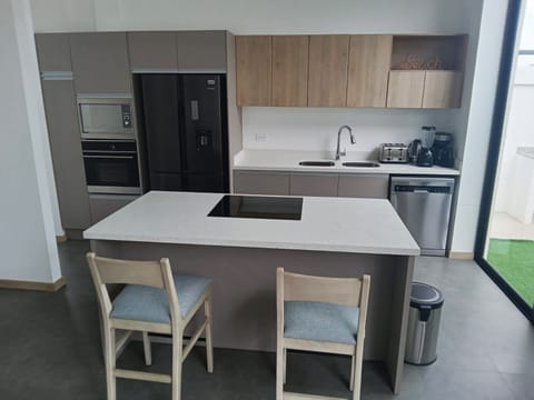 Deluxe House | Private kitchen | Fridge, microwave, electric kettle, cookware/dishes/utensils