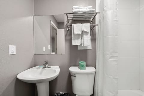 Studio, 1 Queen Bed | Bathroom | Combined shower/tub, towels, toilet paper