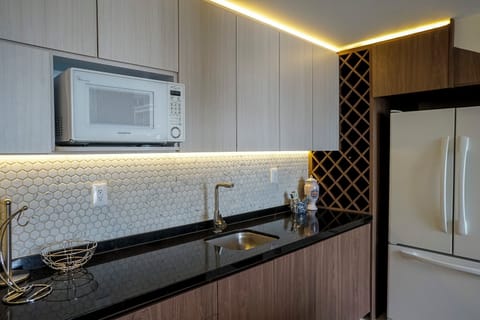 Family Apartment, City View | Private kitchen