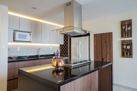 Family Apartment, City View | Private kitchen