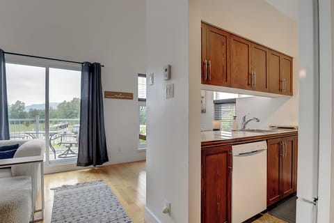 Condo, Non Smoking, Balcony | Private kitchen | Fridge, microwave, oven, stovetop