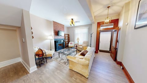 You will feel the spaciousness when entering the living room with fireplace!