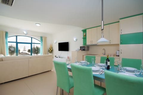 Family Apartment, 2 Bedrooms, Beach View, Beachfront | In-room dining