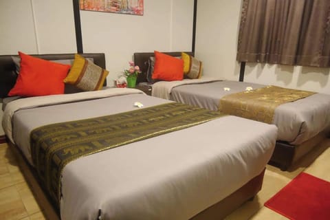 Twin Room, 1 Bedroom | Desk, free WiFi, bed sheets
