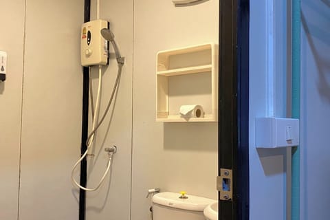 Double Room, 1 Bedroom | Bathroom | Shower, free toiletries, hair dryer, towels