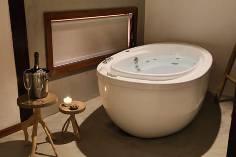 Deluxe Cabin, Balcony | Jetted tub