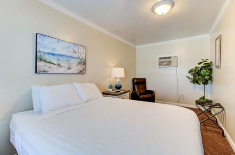 Studio Suite, 1 Queen Bed, Non Smoking, Ocean View | Individually decorated, free WiFi, bed sheets