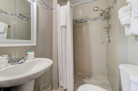 Studio Suite, 1 Queen Bed, Non Smoking | Bathroom | Shower, free toiletries, towels