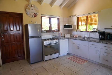 Bungalow | Private kitchen | Fridge, microwave, stovetop, coffee/tea maker