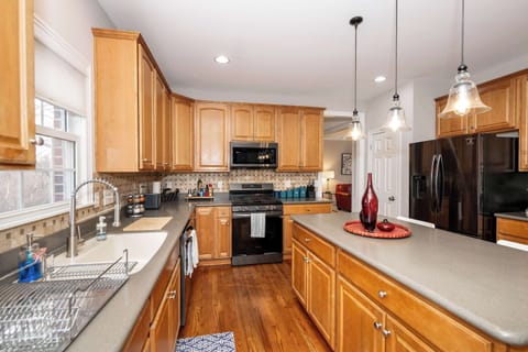 Fully equipped kitchen with additional counter seating