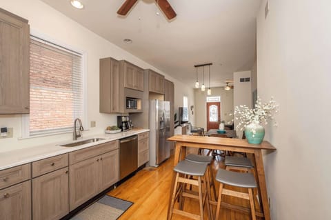Kitchen bar counter with seating for 4