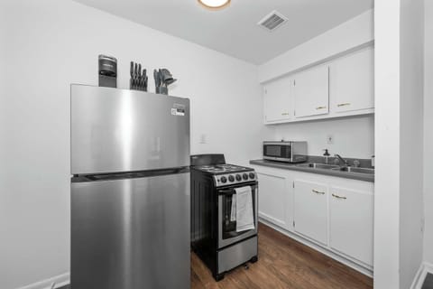 Suite 1: Create culinary masterpieces in the efficient, well-equipped kitchen