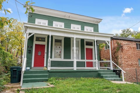 Welcome to Chic Modern Gem with Style Suites!