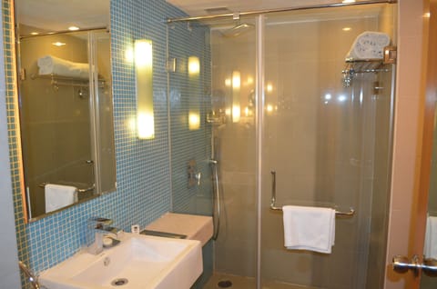 Superior Double or Twin Room, 1 Bedroom, Non Smoking, City View | Bathroom | Shower, free toiletries, hair dryer, towels