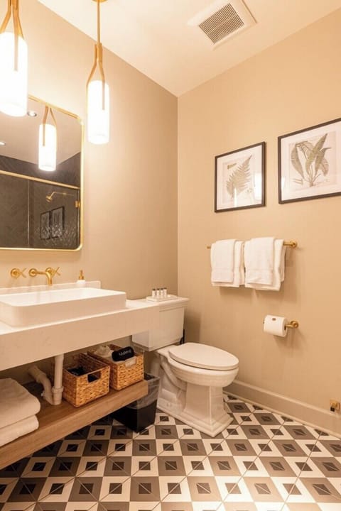 Superior Single Room | Bathroom | Shower, free toiletries, hair dryer, towels